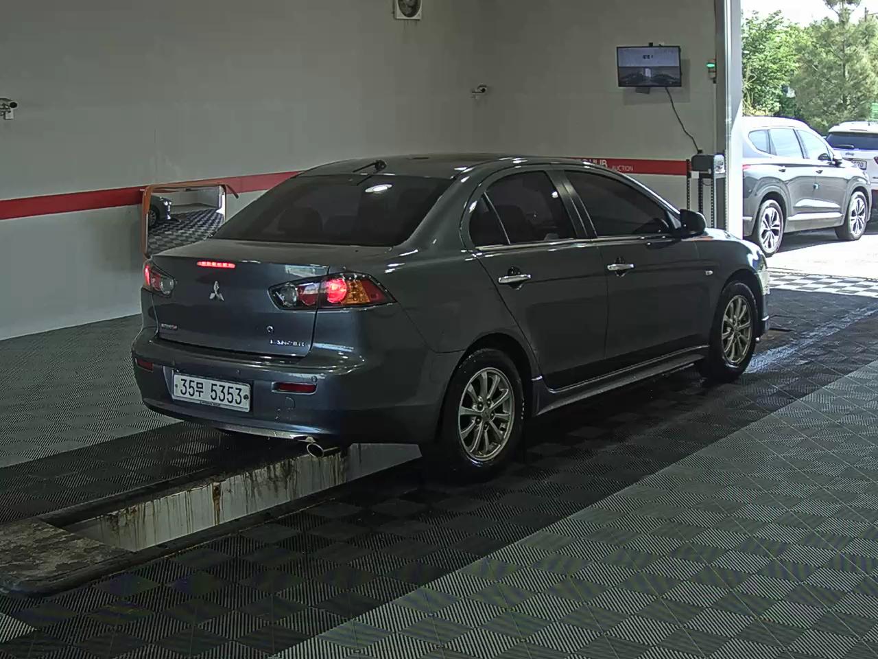 2010 - mitsubishi lnacer