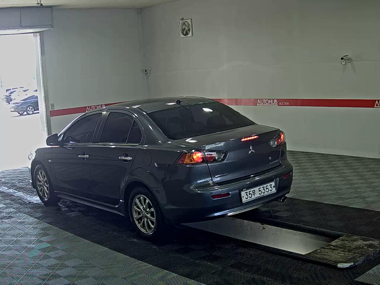 2010 - mitsubishi lnacer
