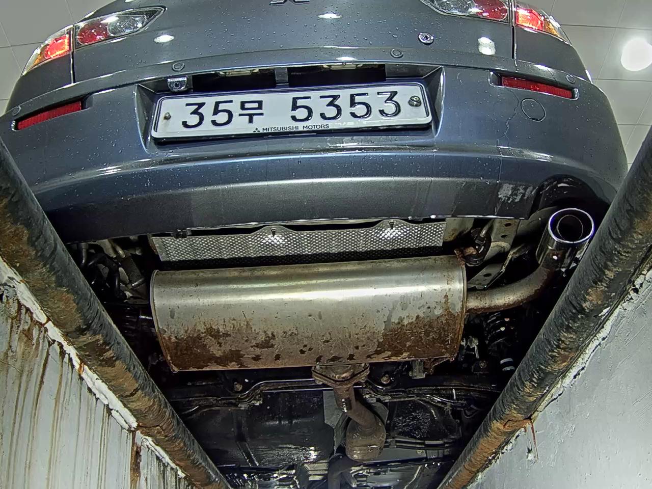 2010 - mitsubishi lnacer