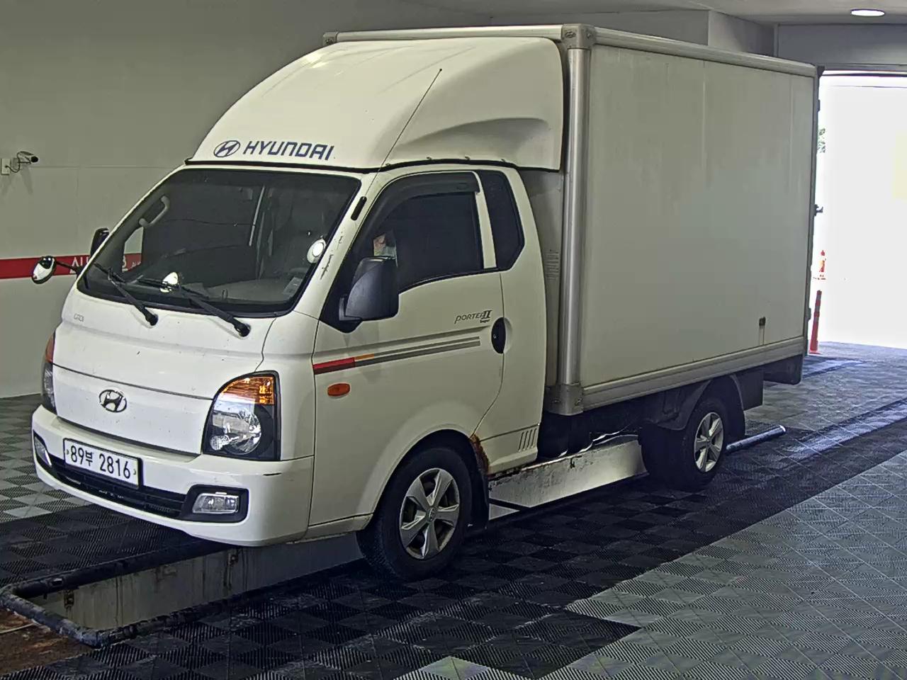 HYUNDAI PORTER II HIGH-ROOF BUILT-IN BOX TRUCK SUPER CAB