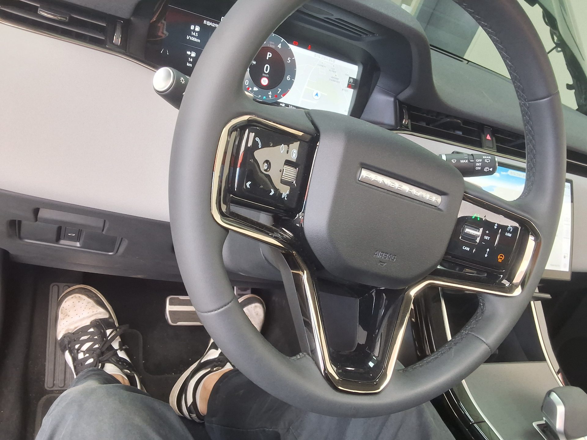 2025 - land rover range rover