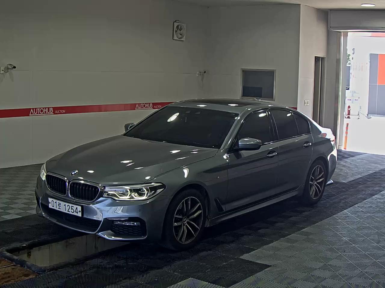 BMW 5 SERIES (7TH GEN) 520d xDrive M PACK