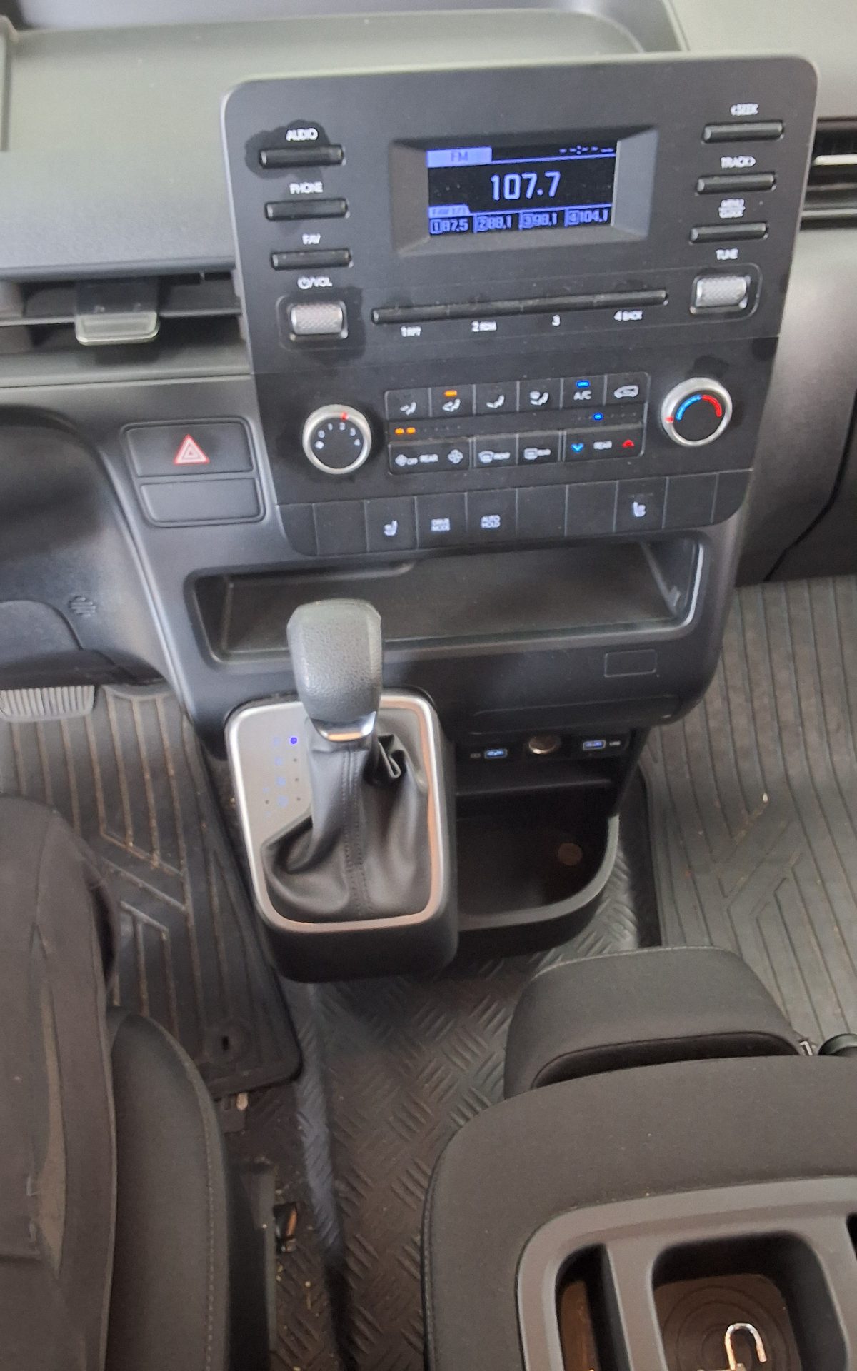 2022 - hyundai staria