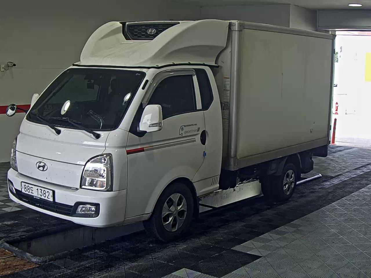 HYUNDAI PORTER II HIGH-ROOF FREEZER BOX TRUCK SUPER CAB TWIN COMPRESSOR