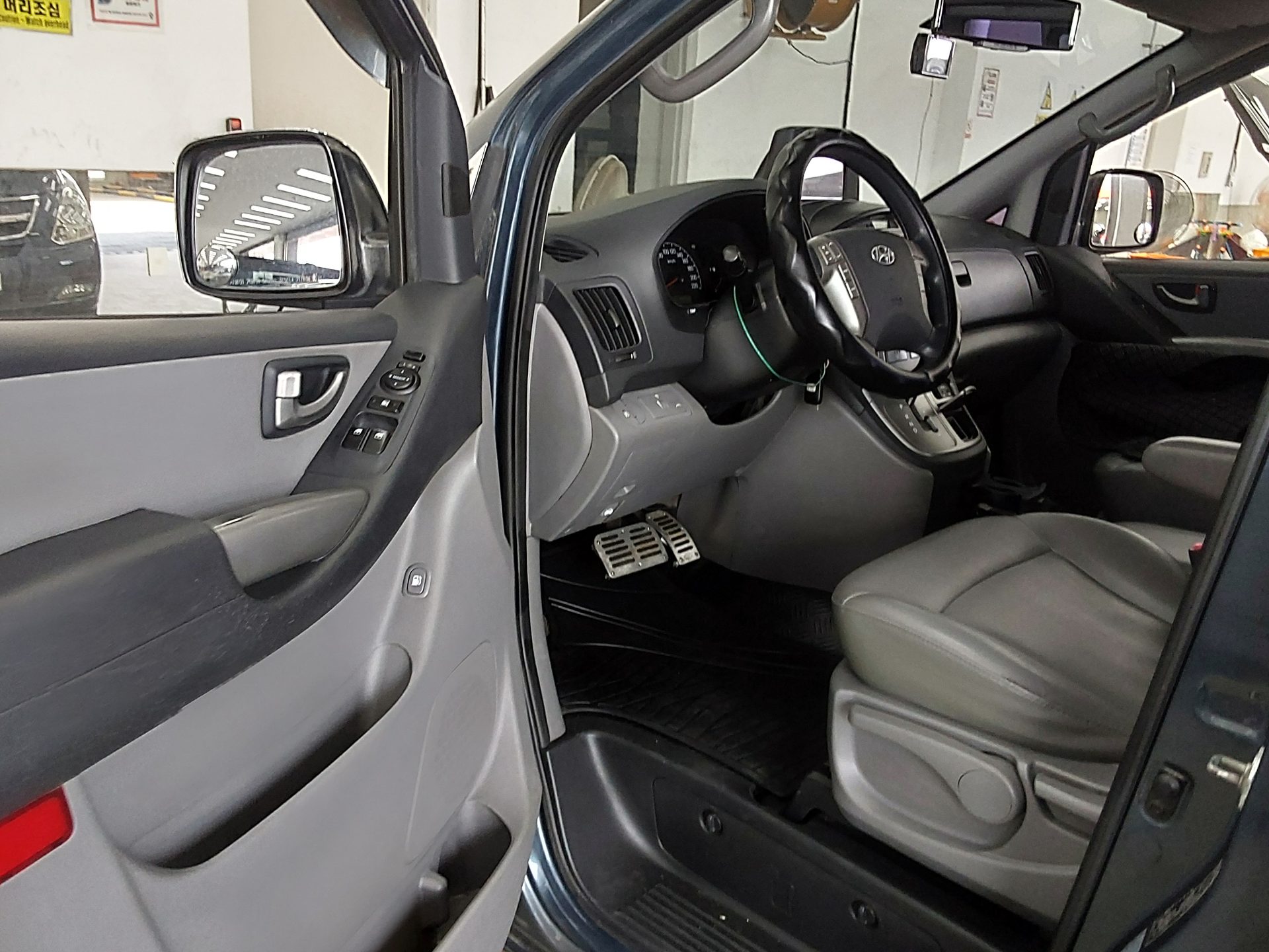 2012 - hyundai grand starex
