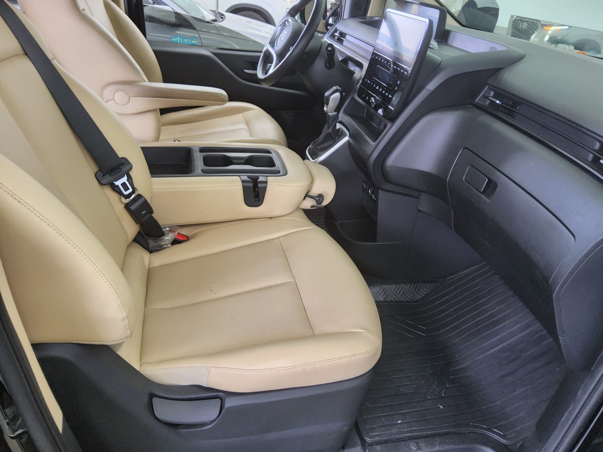 2022 - hyundai staria