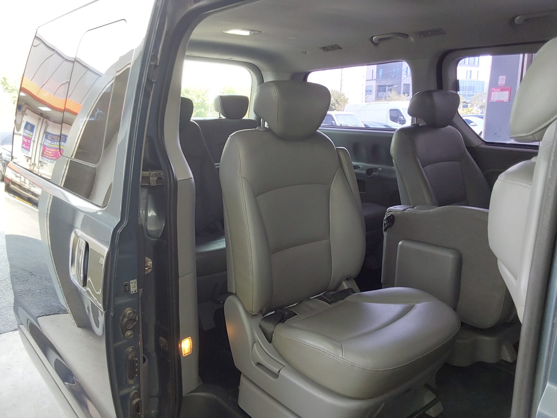 2012 - hyundai grand starex
