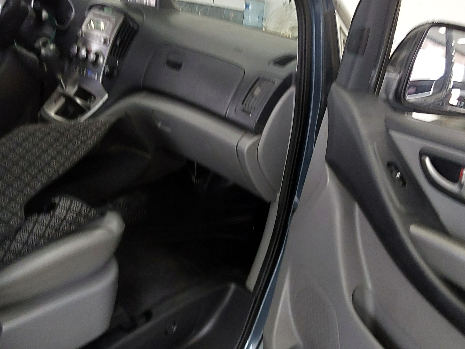 2012 - hyundai grand starex