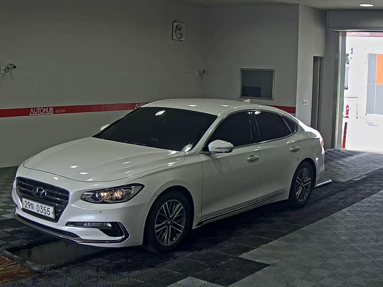 HYUNDAI GRANDEUR LPi RENTAL CAR