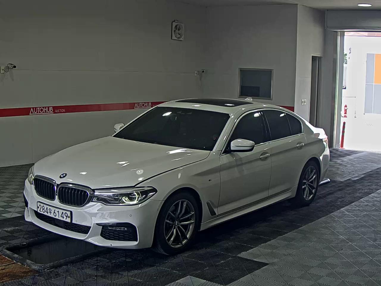 BMW 5 SERIES (7TH GEN) 520d xDrive M PACK