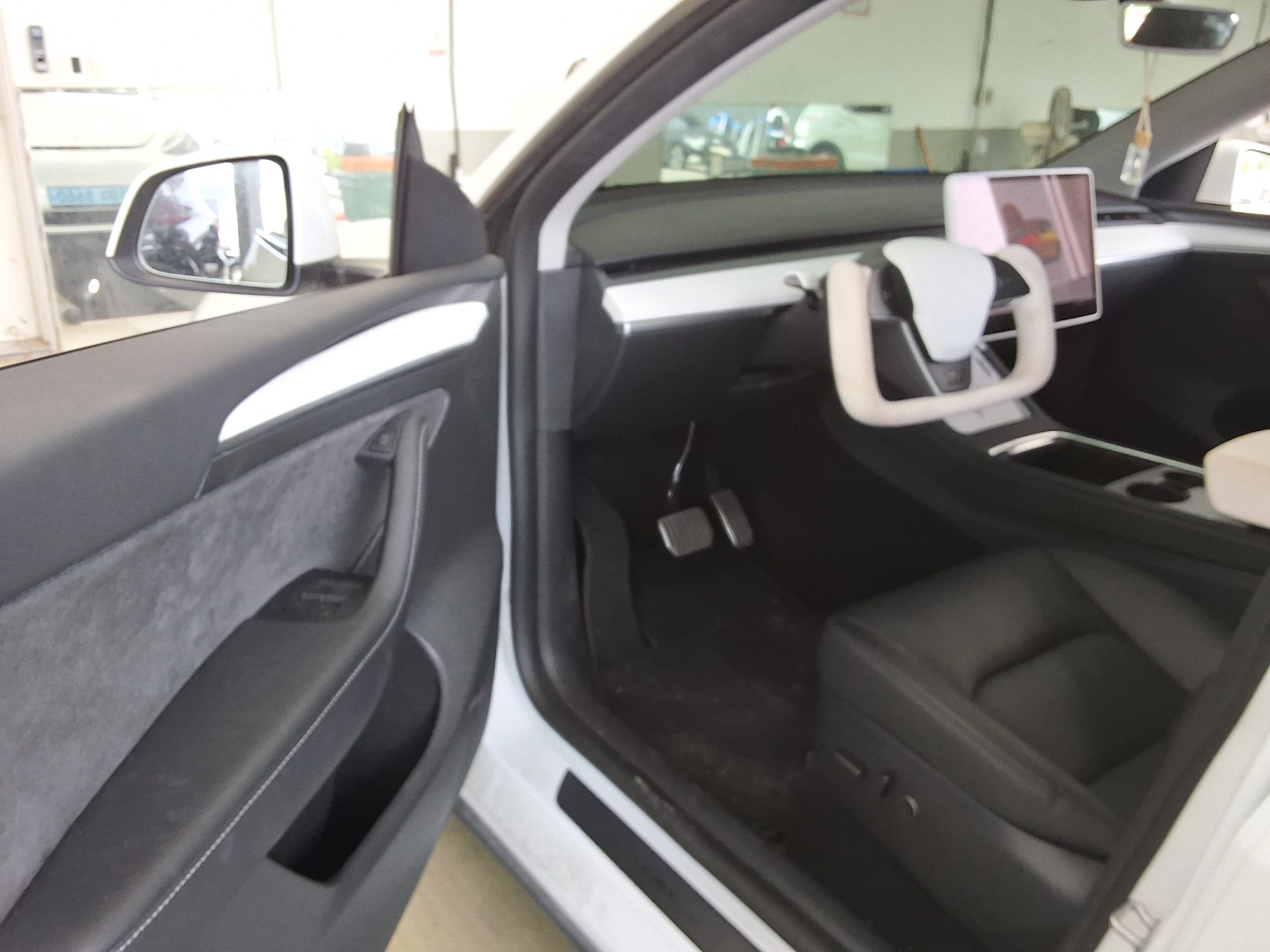 2025 - tesla model y