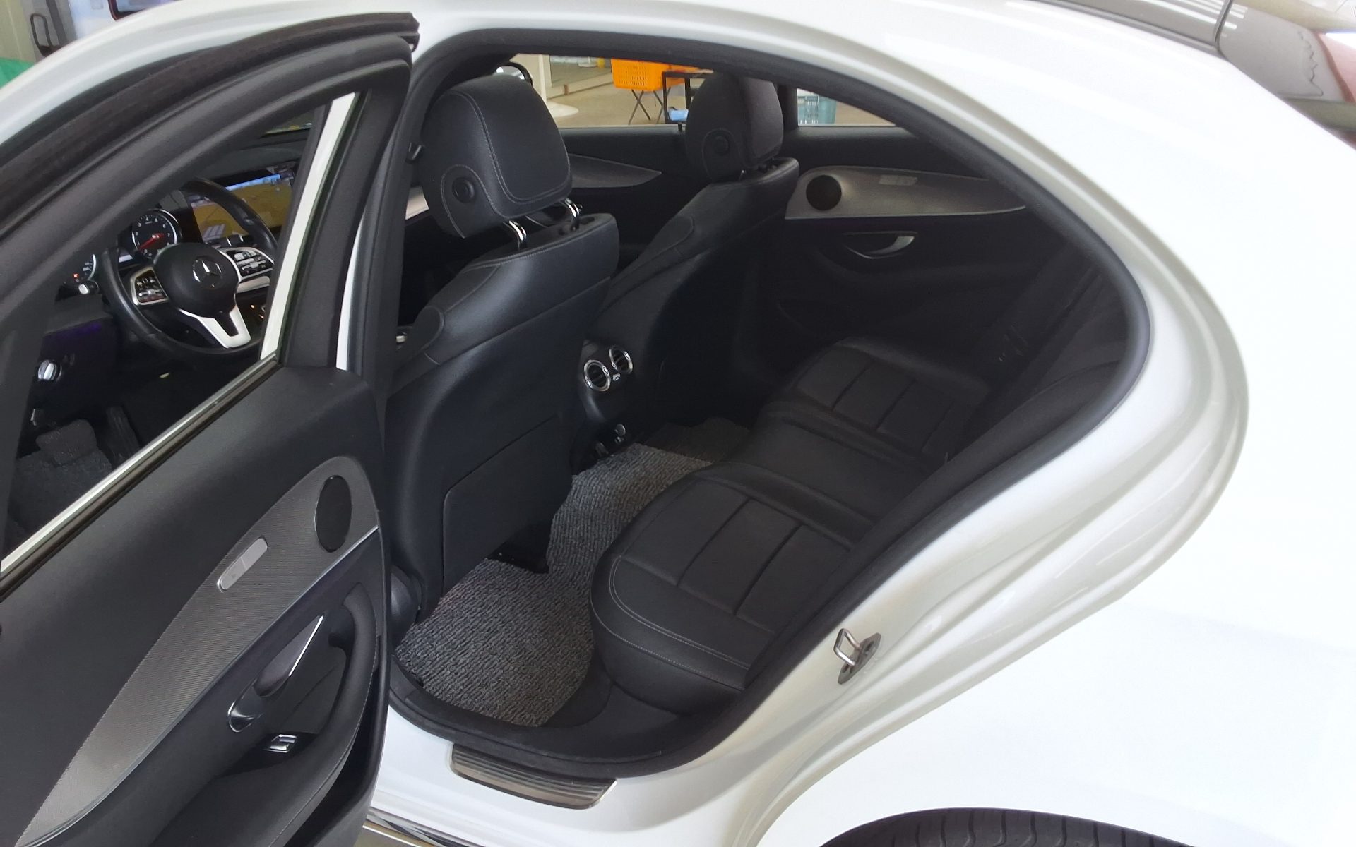 2019 - mercedes-benz e300