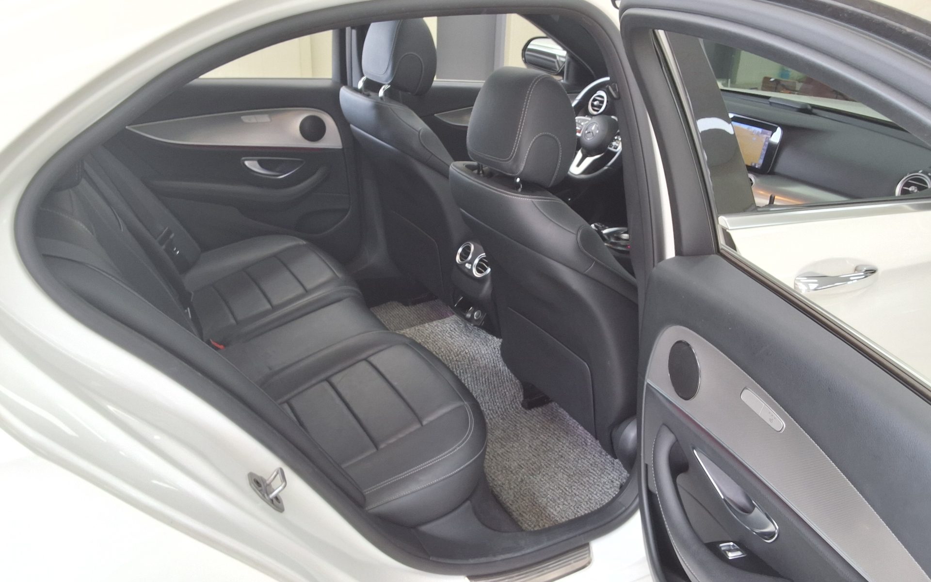 2019 - mercedes-benz e300