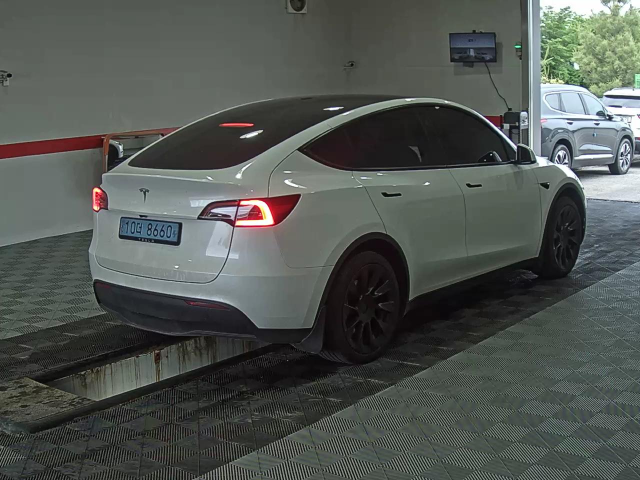 2025 - tesla model y