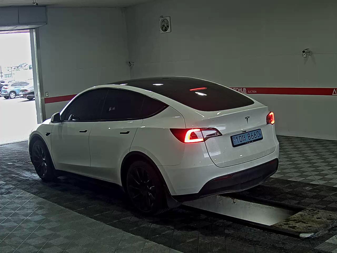 2025 - tesla model y