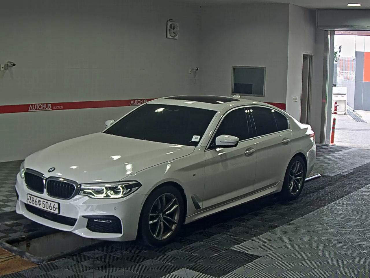 BMW 5 SERIES (7TH GEN) 520d xDrive M PACK