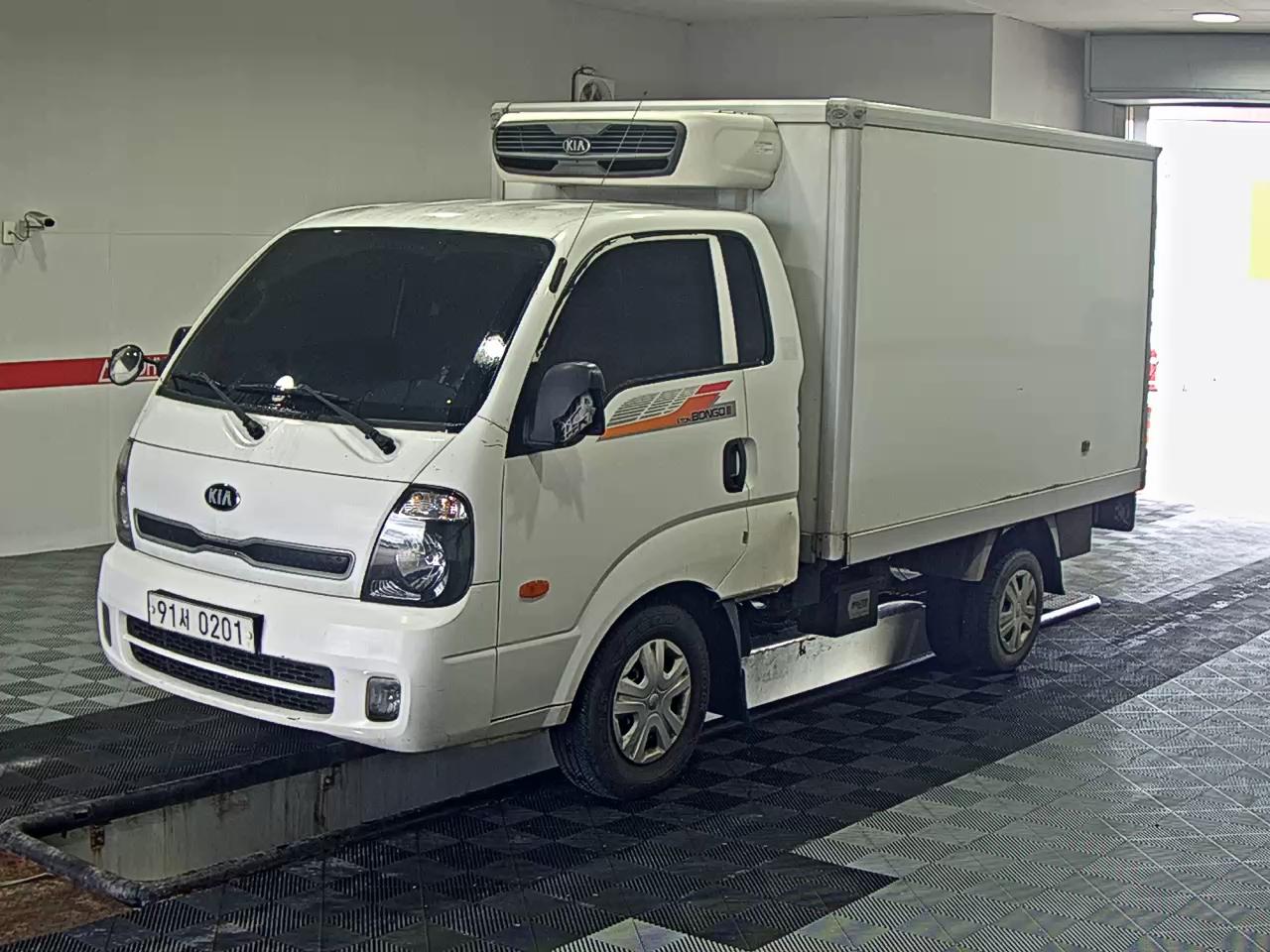 KIA BONGO III CARGO FREEZER BOX TRUCK 1 TON KING CAB