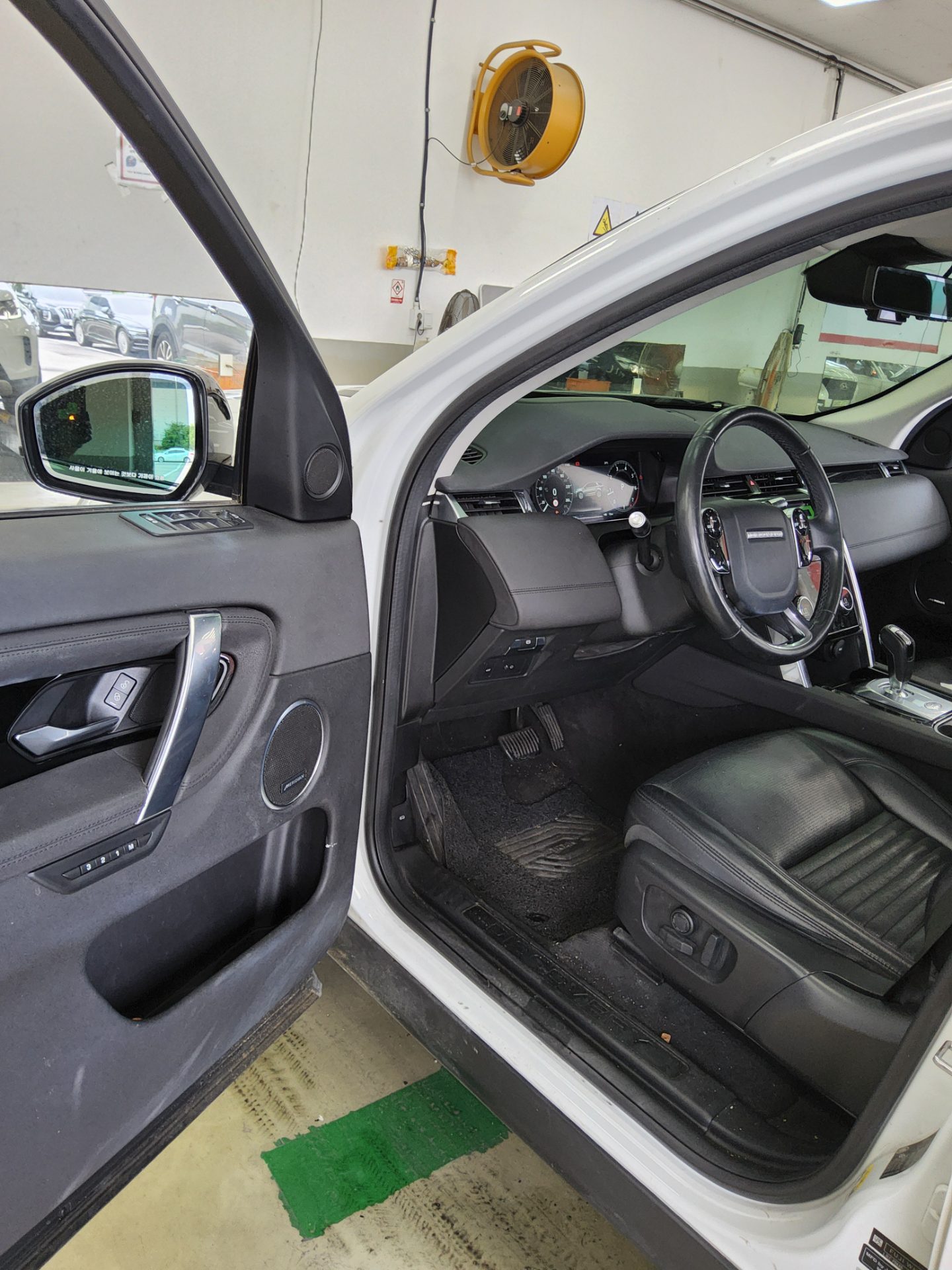 2020 - land rover discovery