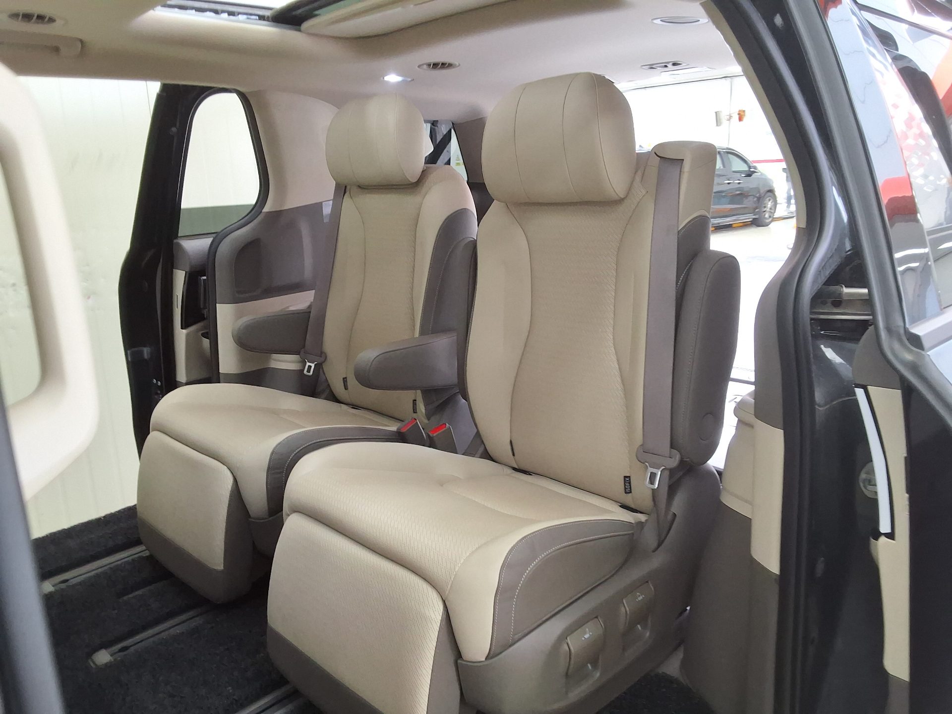 2023 - kia carnival
