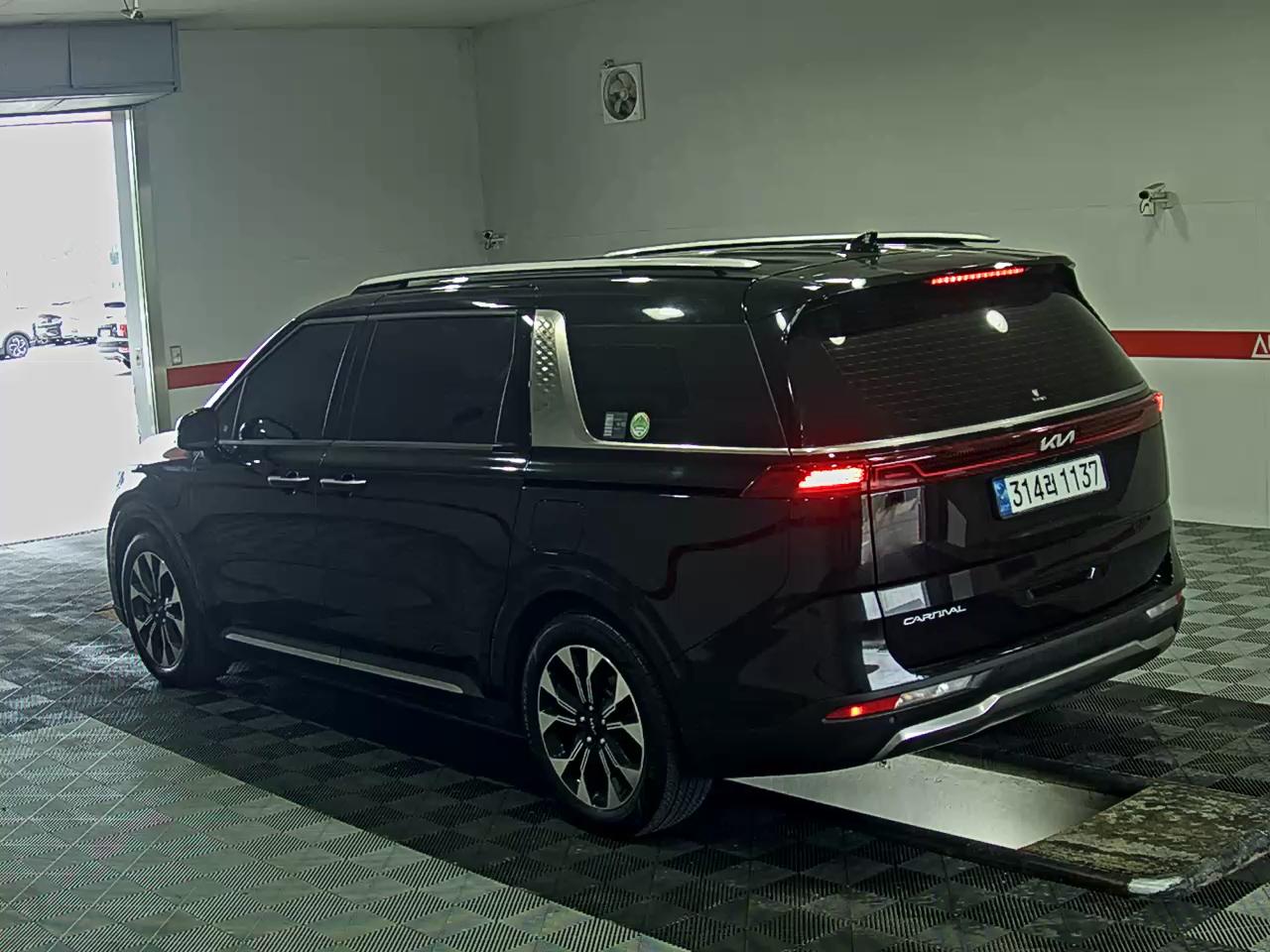 2023 - kia carnival