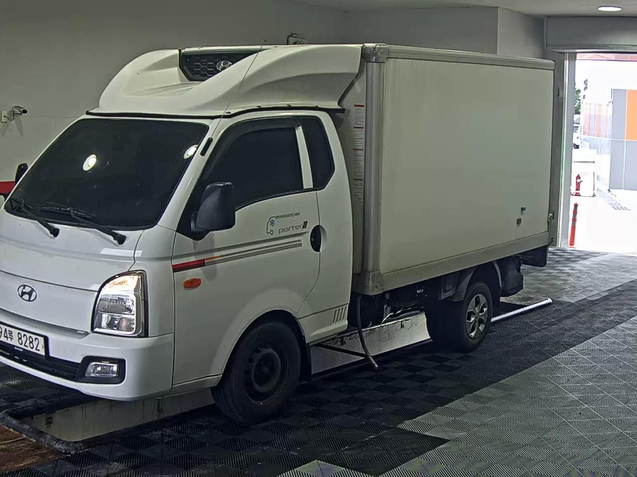 HYUNDAI PORTER II FREEZER BOX TRUCK SUPER CAB TWIN COMPRESSOR