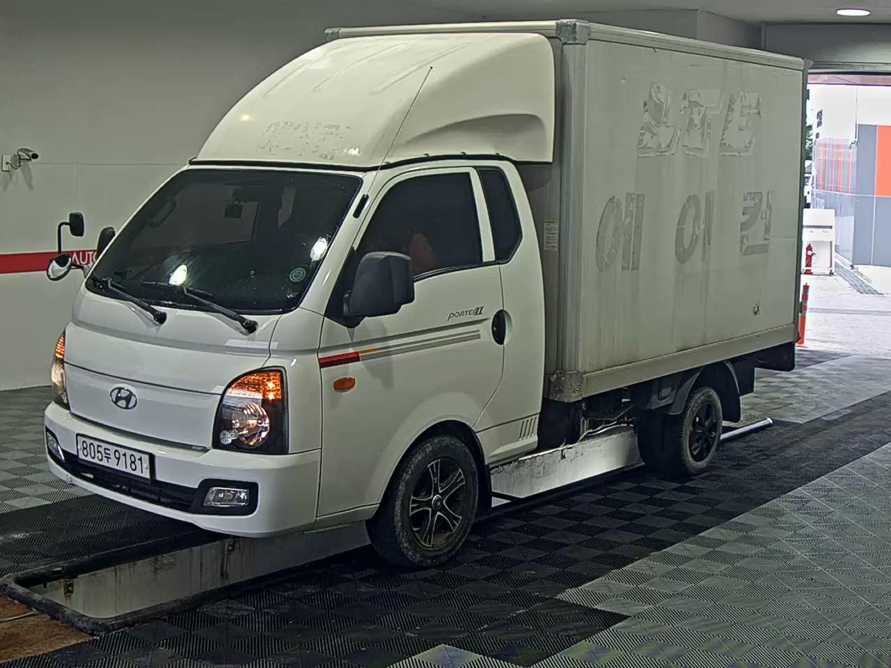 HYUNDAI PORTER II HIGH-ROOF BUILT-IN BOX TRUCK SUPER CAB