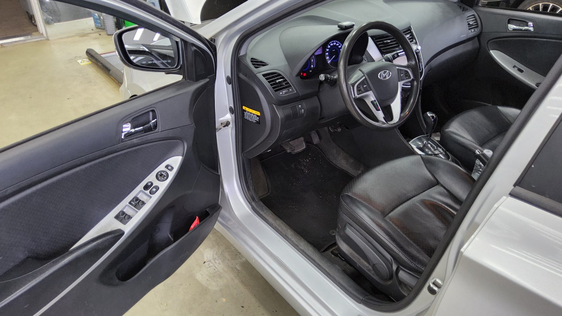 2012 - hyundai accent