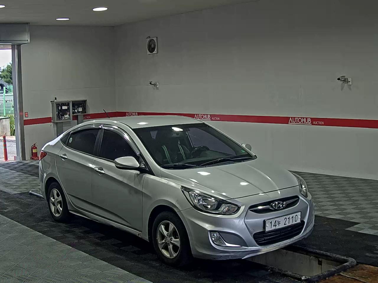 2012 - hyundai accent