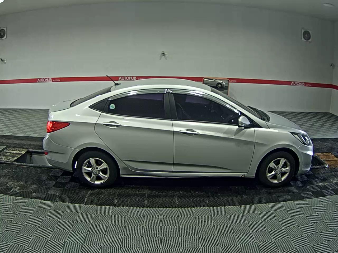 2012 - hyundai accent