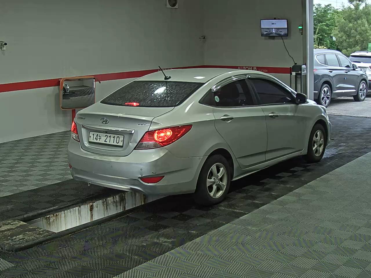 2012 - hyundai accent