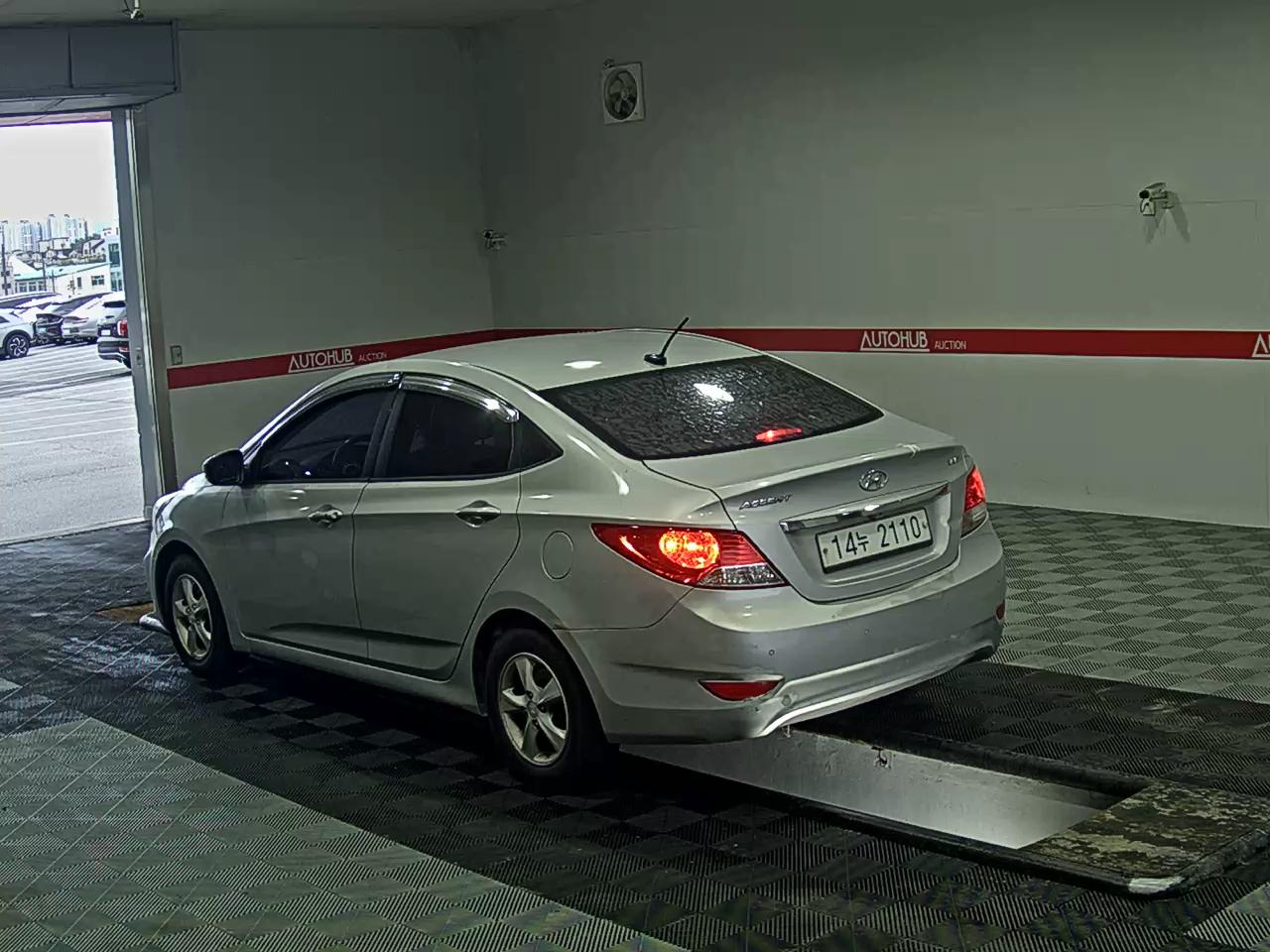 2012 - hyundai accent