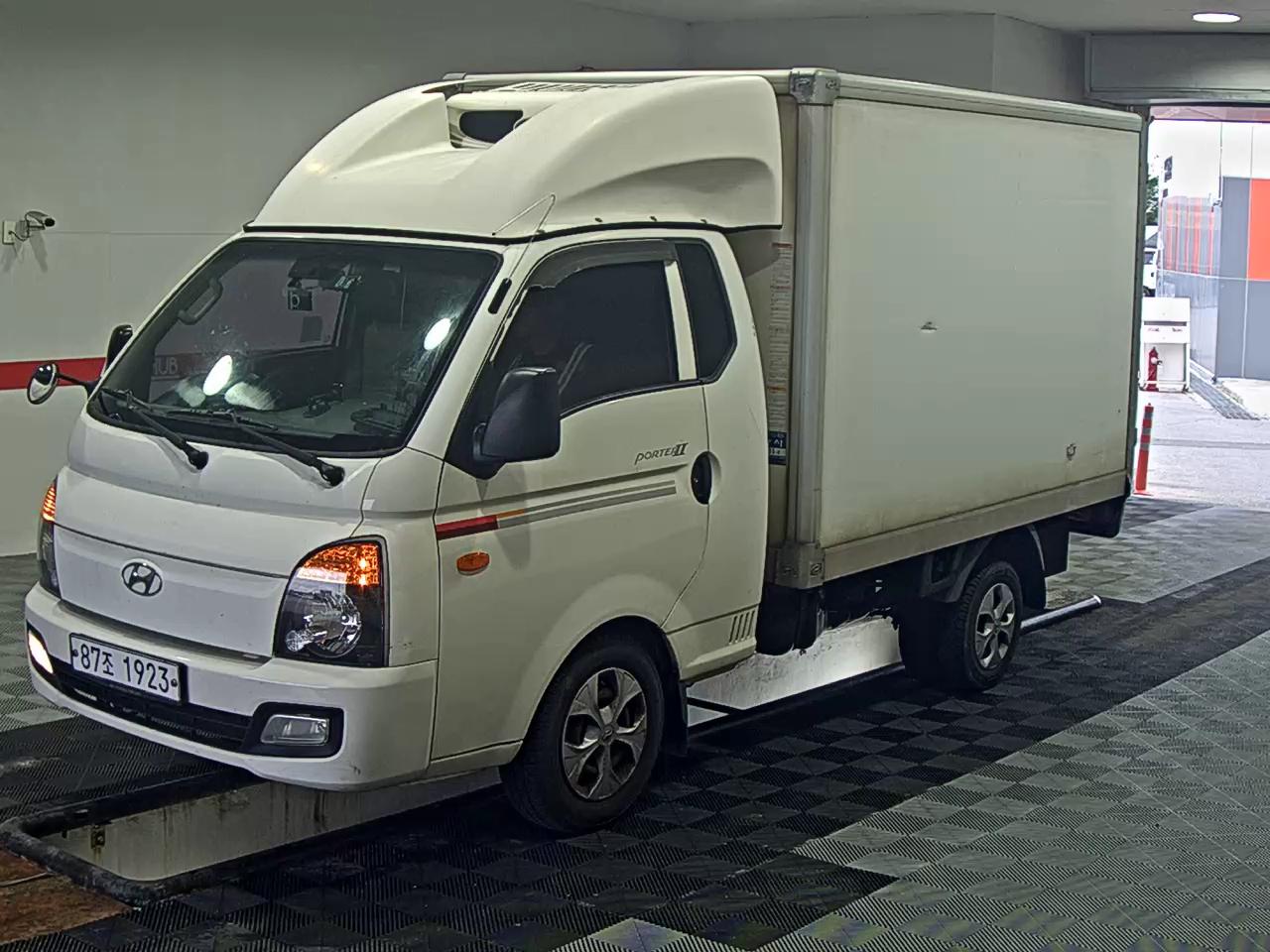 HYUNDAI PORTER II HIGH-ROOF FREEZER BOX TRUCK SUPER CAB TWIN COMPRESSOR