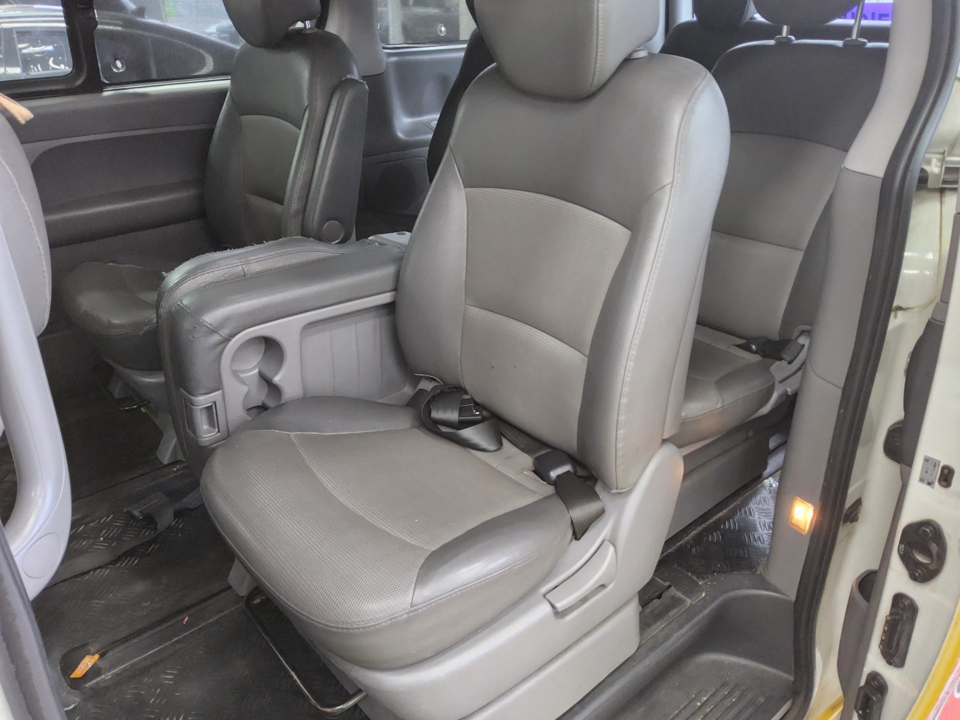 2011 - hyundai grand starex