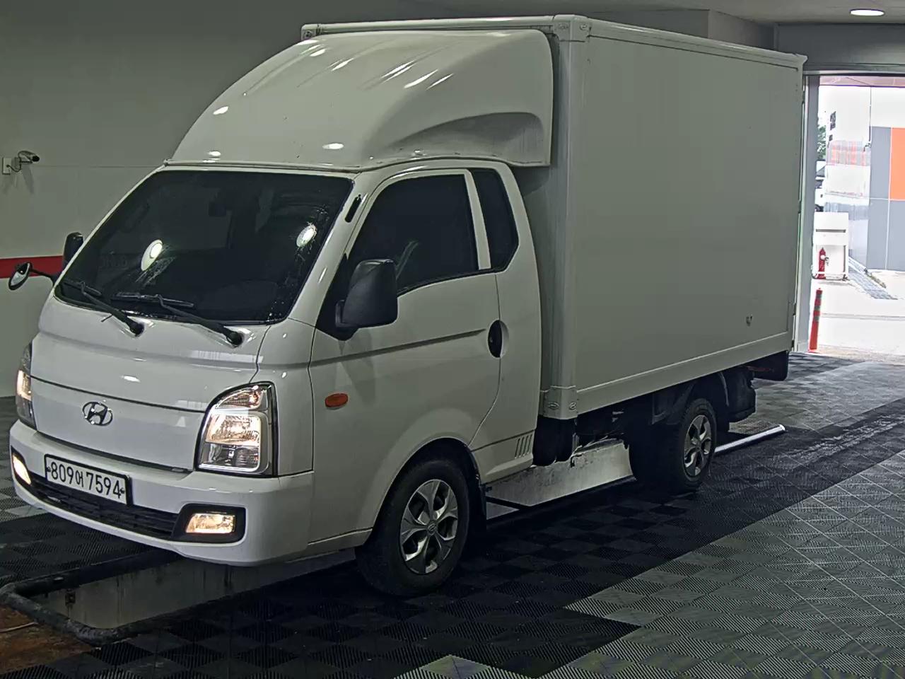 HYUNDAI PORTER II HIGH-ROOF BUILT-IN BOX TRUCK SUPER CAB