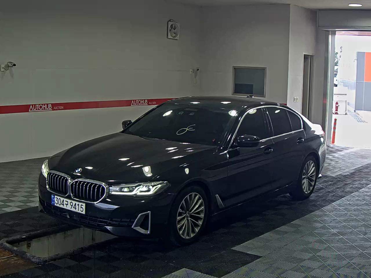 BMW 5 SERIES (7TH GEN) 520i