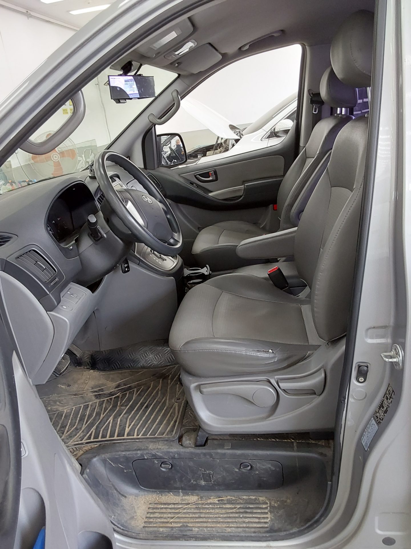2011 - hyundai grand starex