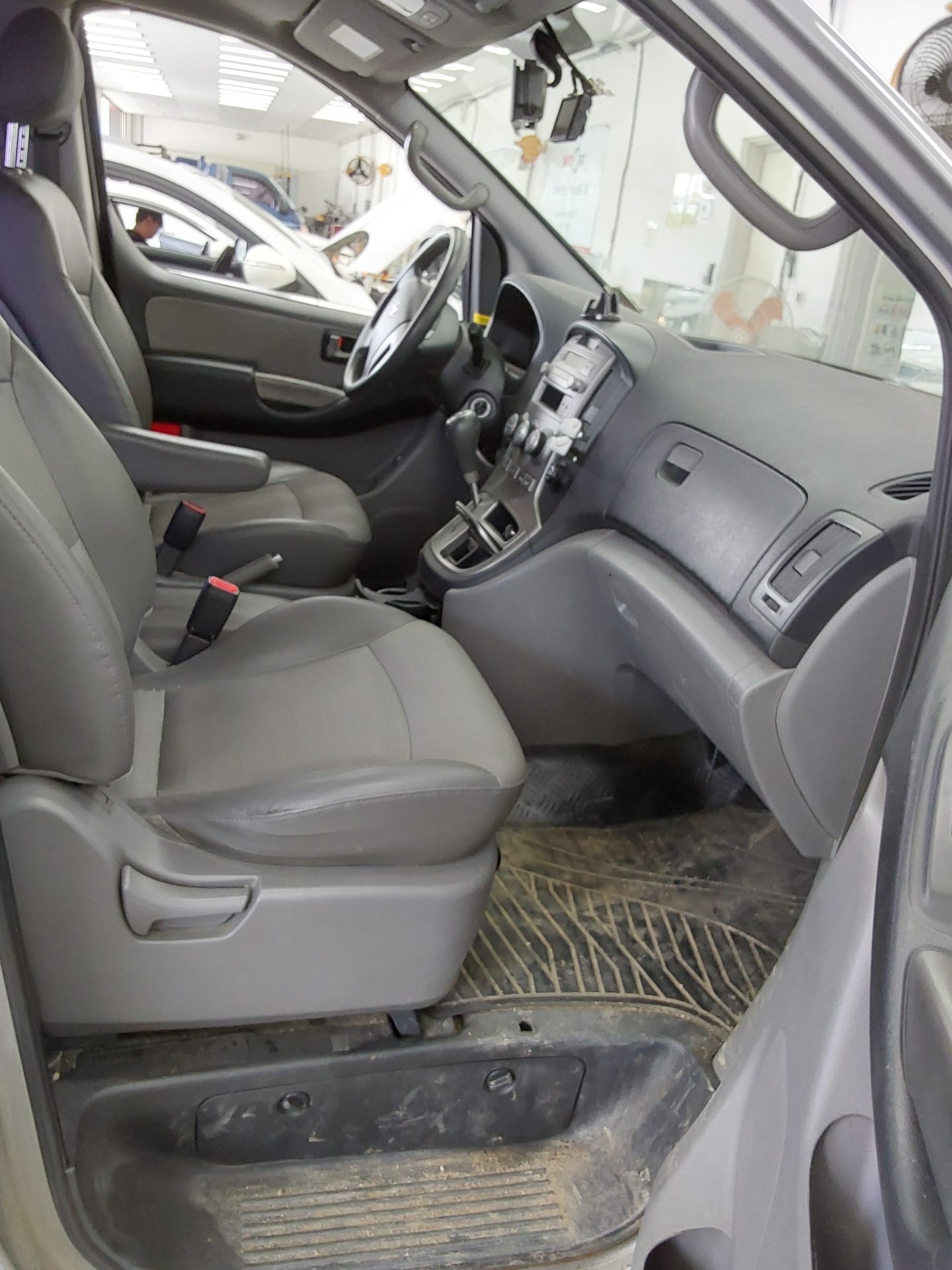 2011 - hyundai grand starex