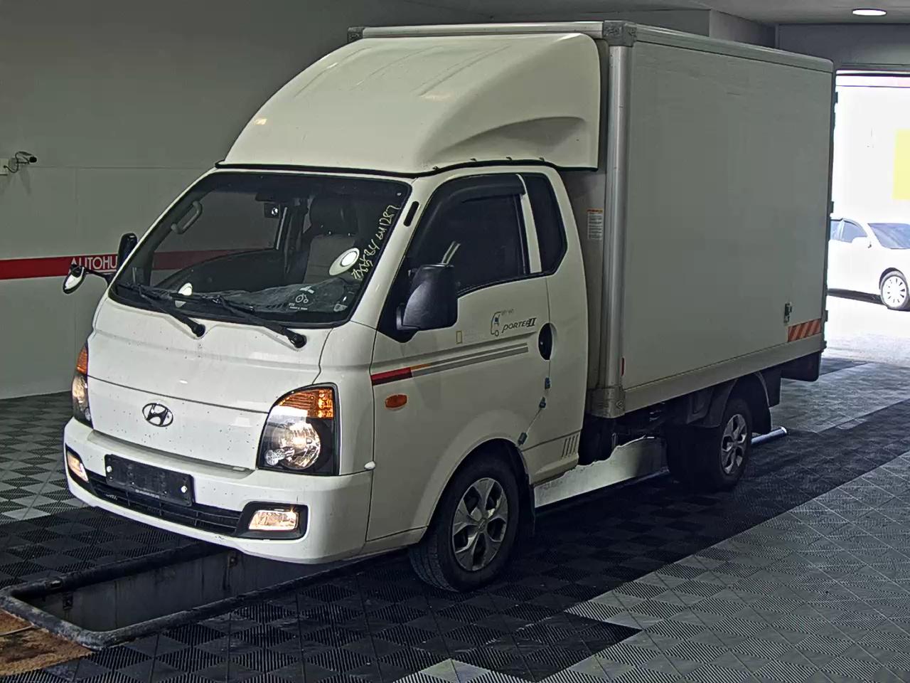 HYUNDAI PORTER II HIGH-ROOF BUILT-IN BOX TRUCK SUPER CAB