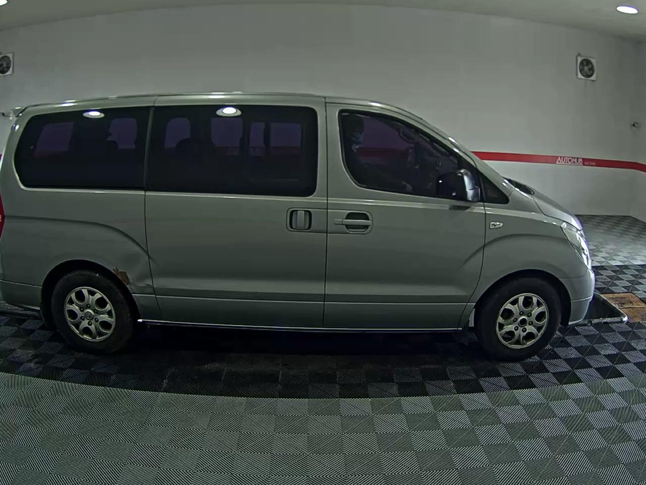2011 - hyundai grand starex