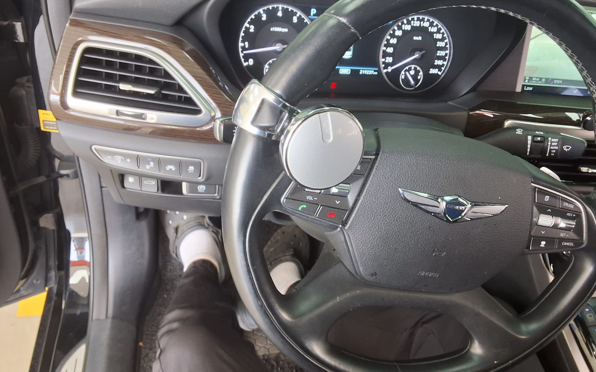 2016 - genesis eq900