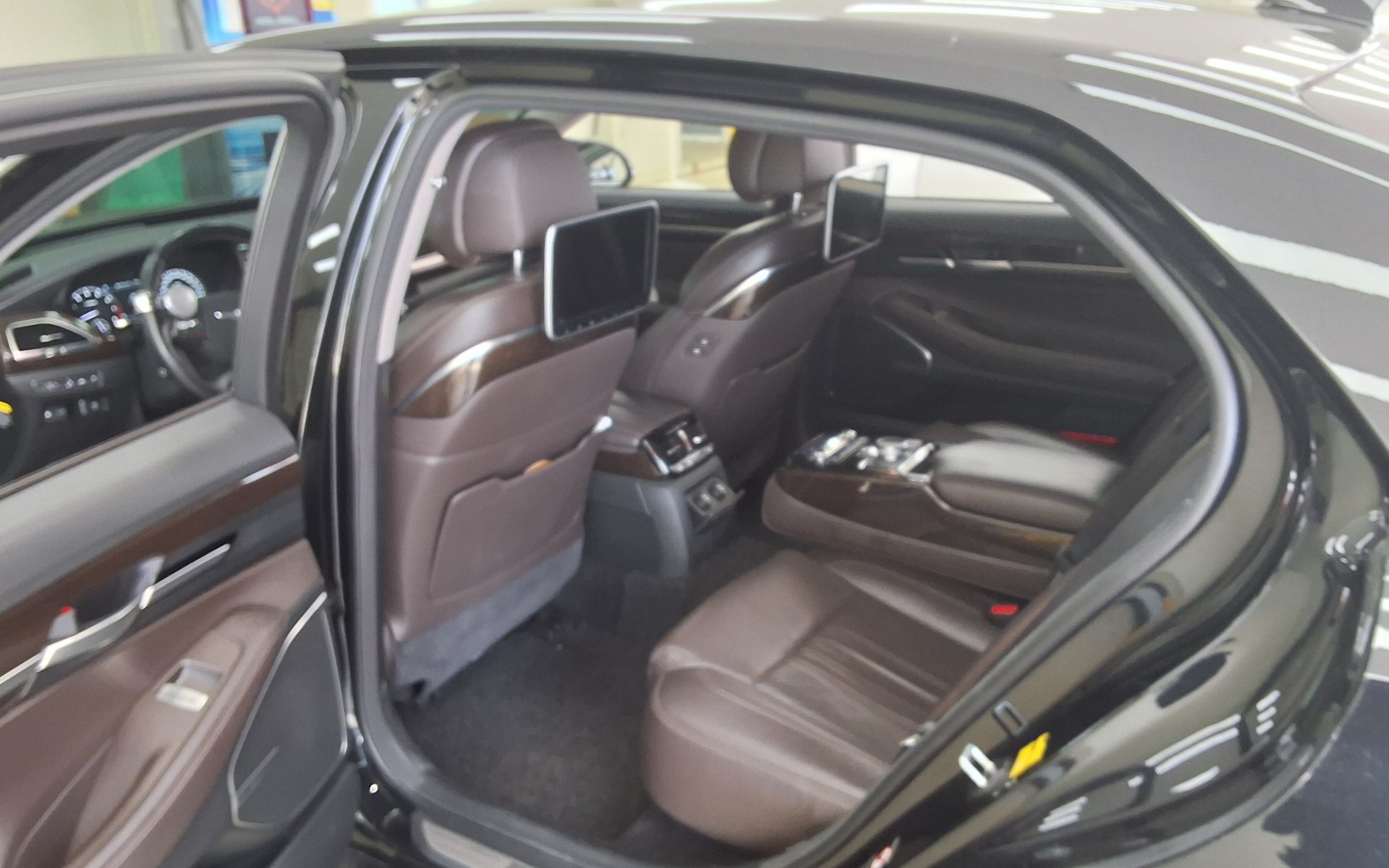 2016 - genesis eq900