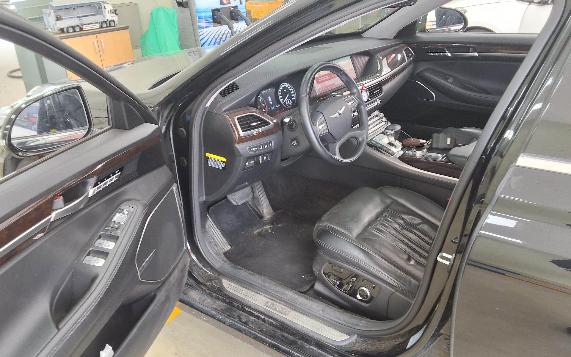 2016 - genesis eq900