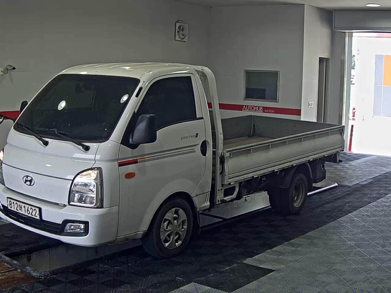 HYUNDAI PORTER II HIGH-ROOF BUILT-IN BOX TRUCK STANDARD CAB