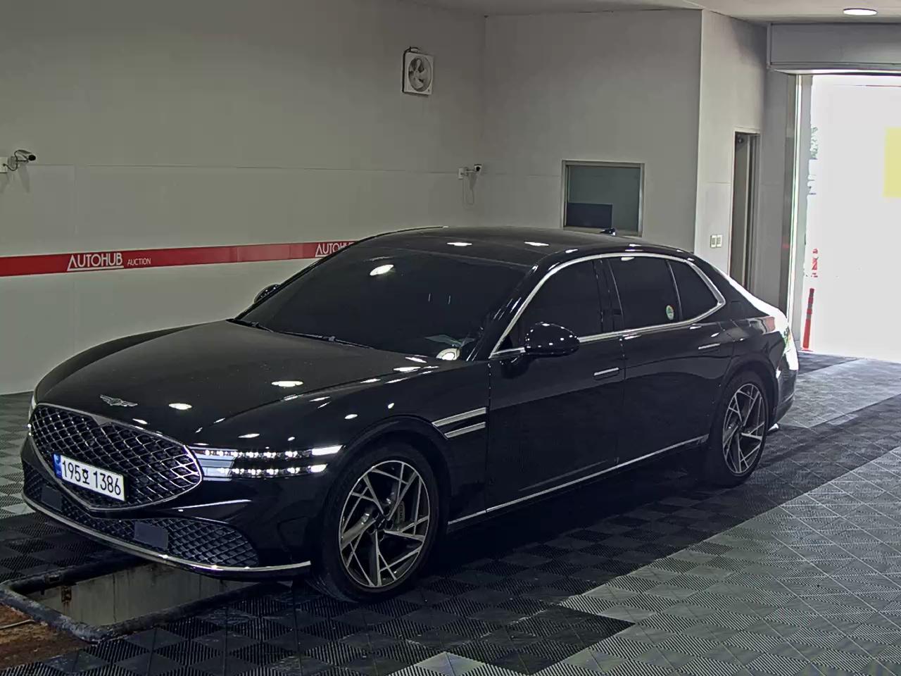 GENESIS G90 BASE MODEL