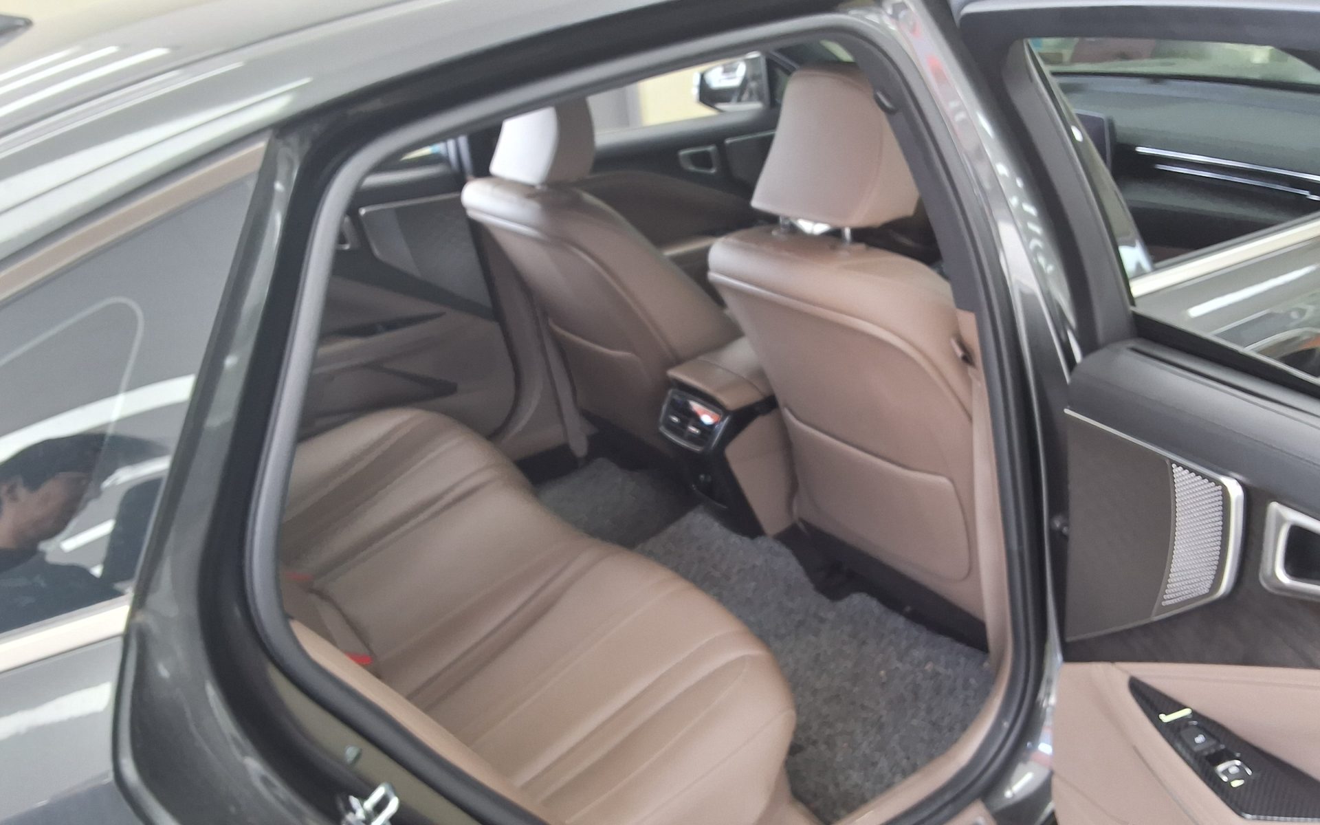 2023 - kia k8