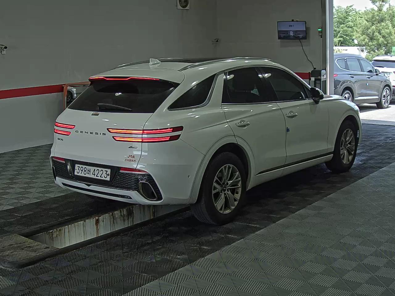 2021 - genesis gv70