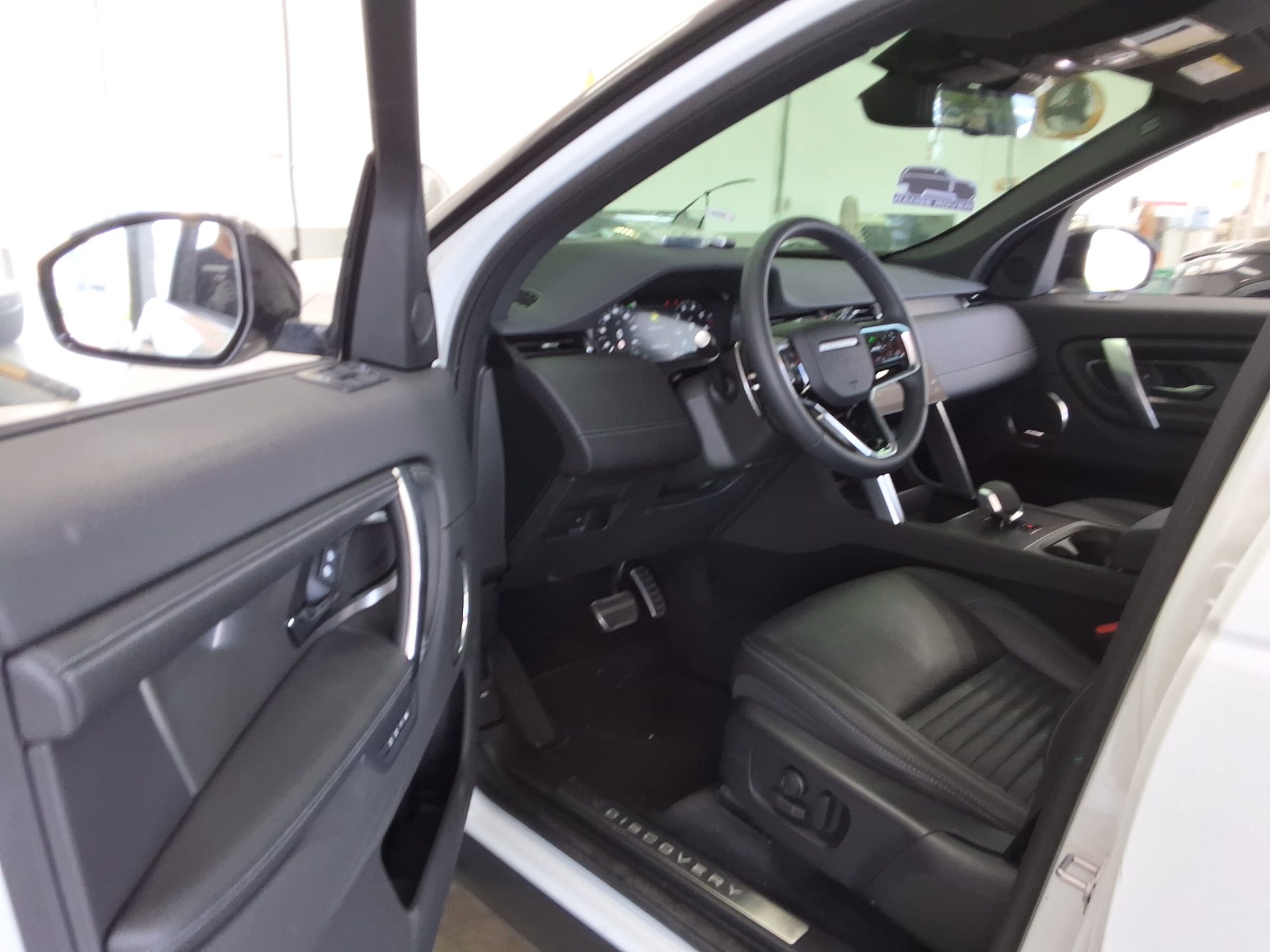 2025 - land rover discovery