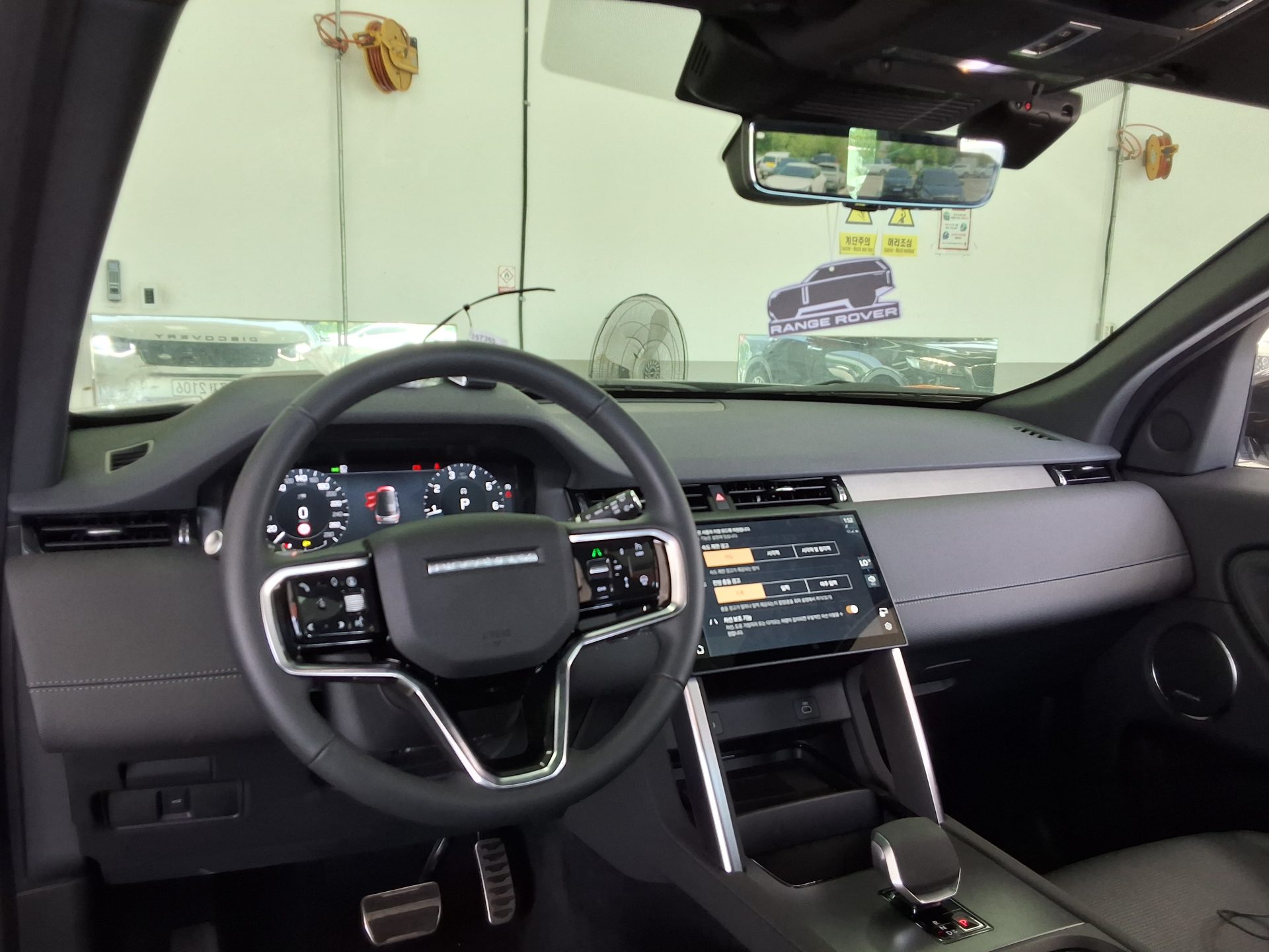 2025 - land rover discovery