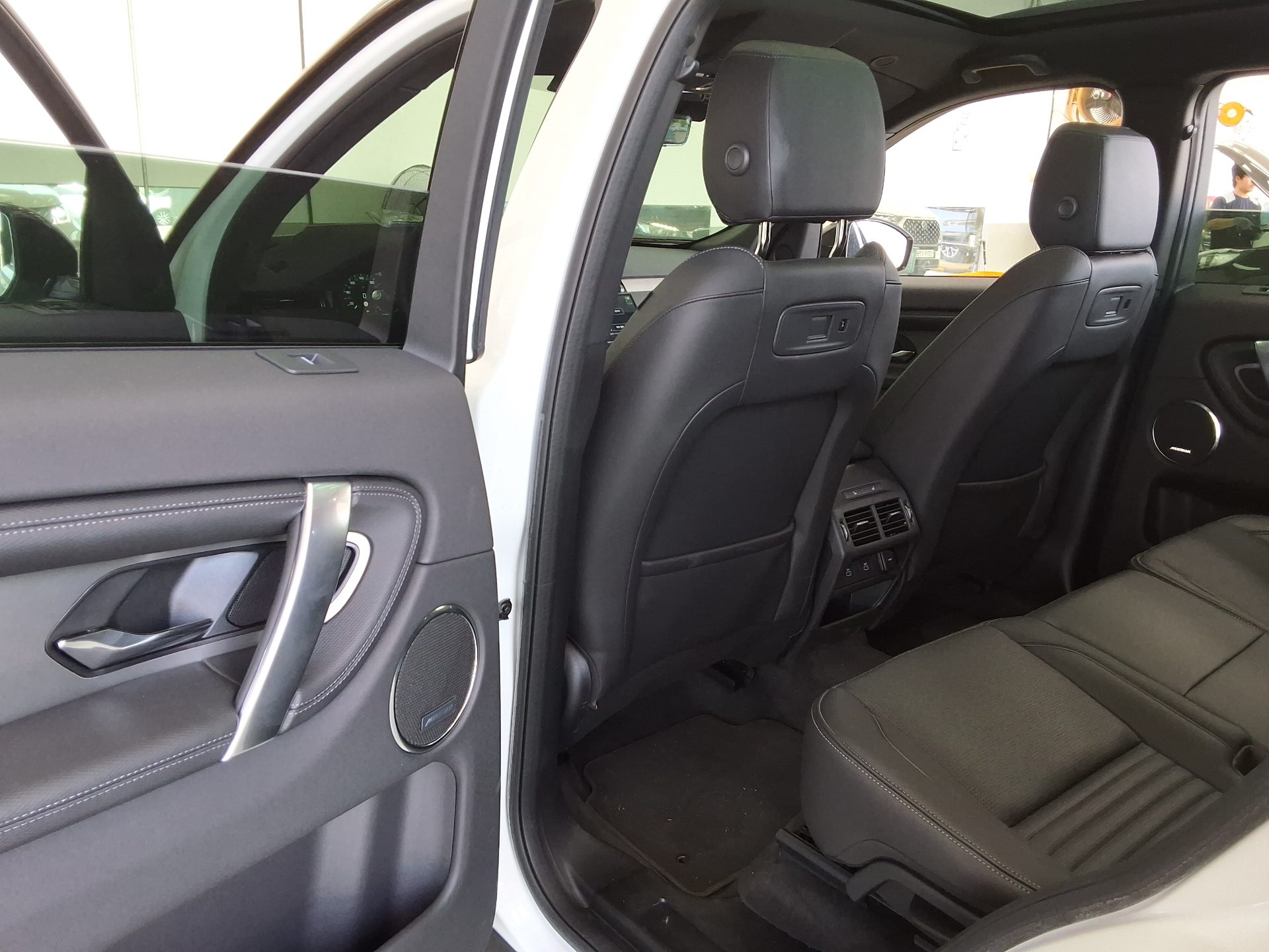 2025 - land rover discovery