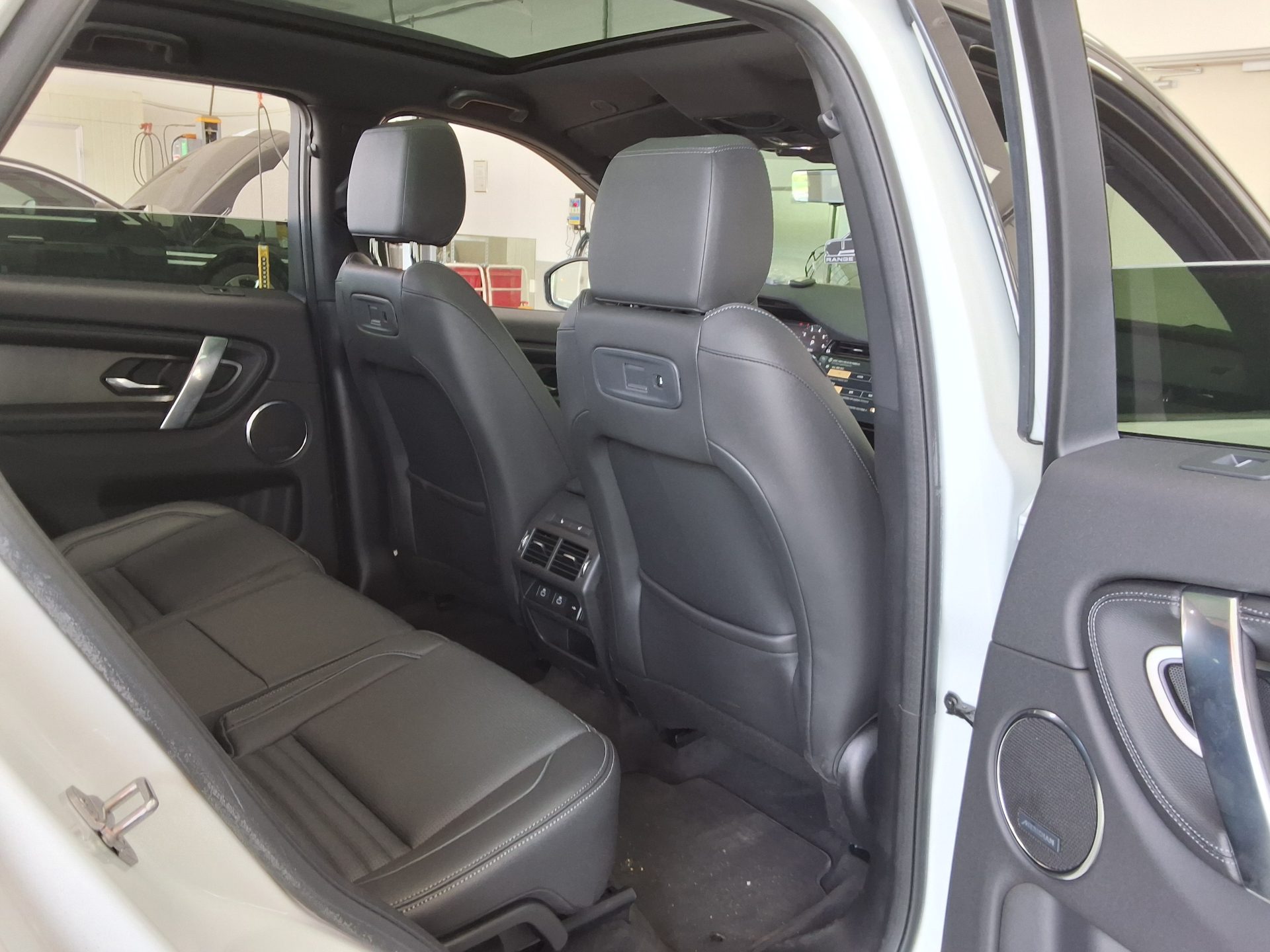 2025 - land rover discovery